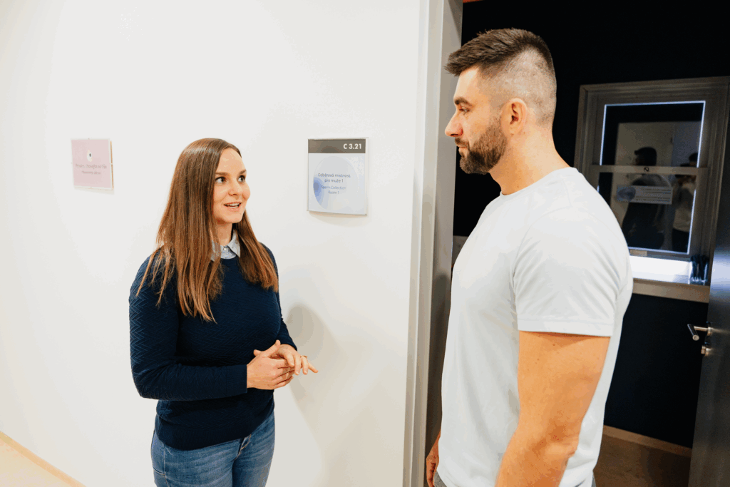 Koordinátorka kliniky Repromeda doprovází muže před odběrovou místnost při vyšetření plodnosti.