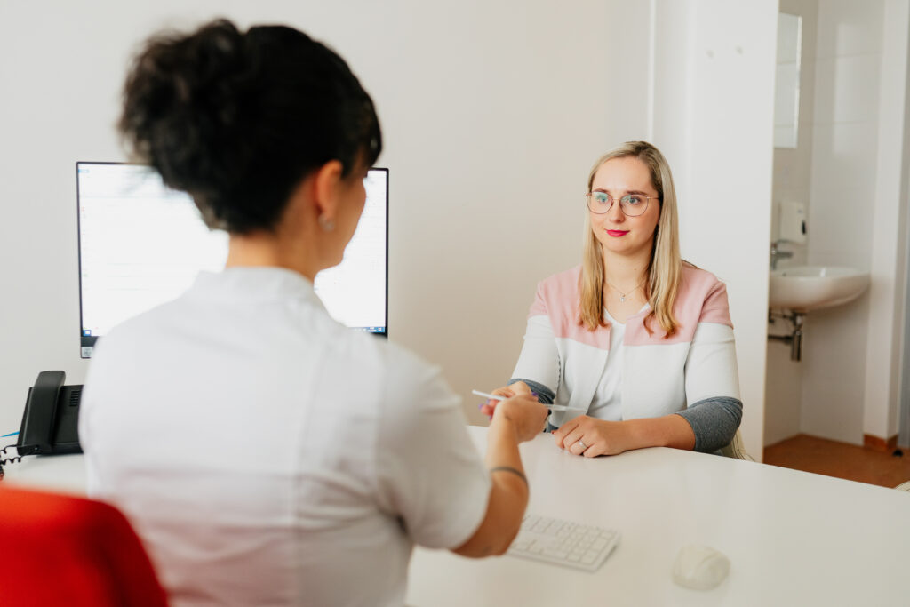 Vyšetření ženy s podezřením na PCOS během konzultace na IVF klinice Repromeda